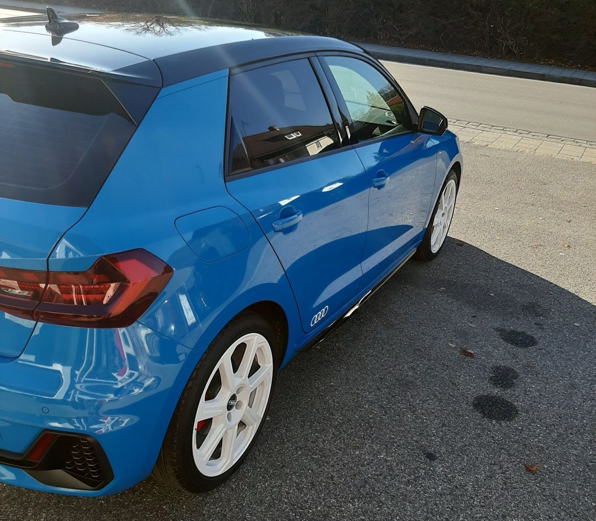 Ein blaues Auto steht am Straßenrand