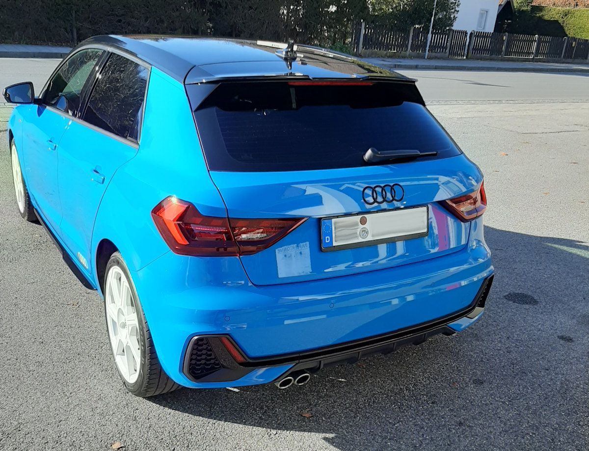 Ein blauer Audi A1 steht am Straßenrand