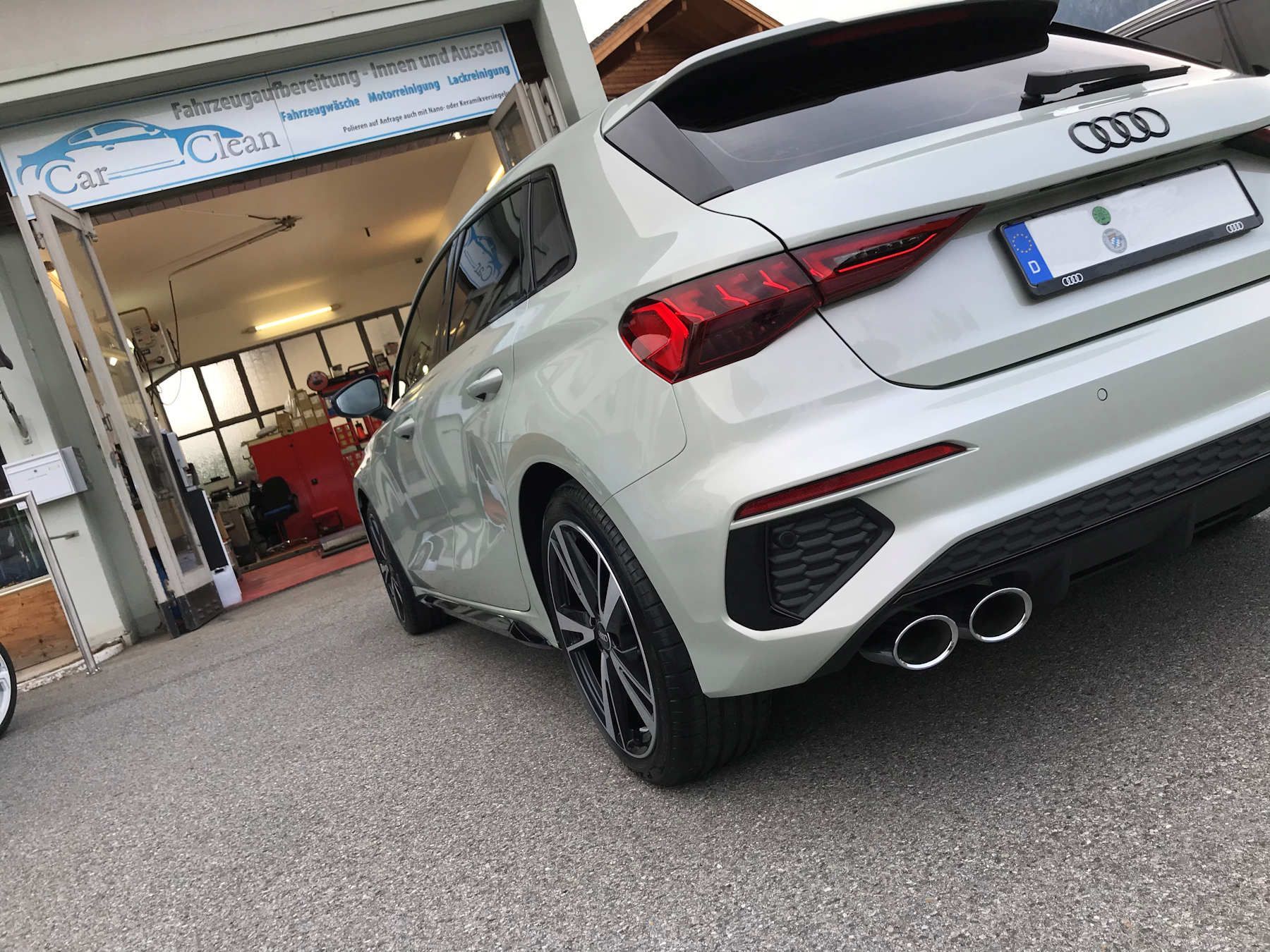 Audi mit frischer Keramik-Versiegelung