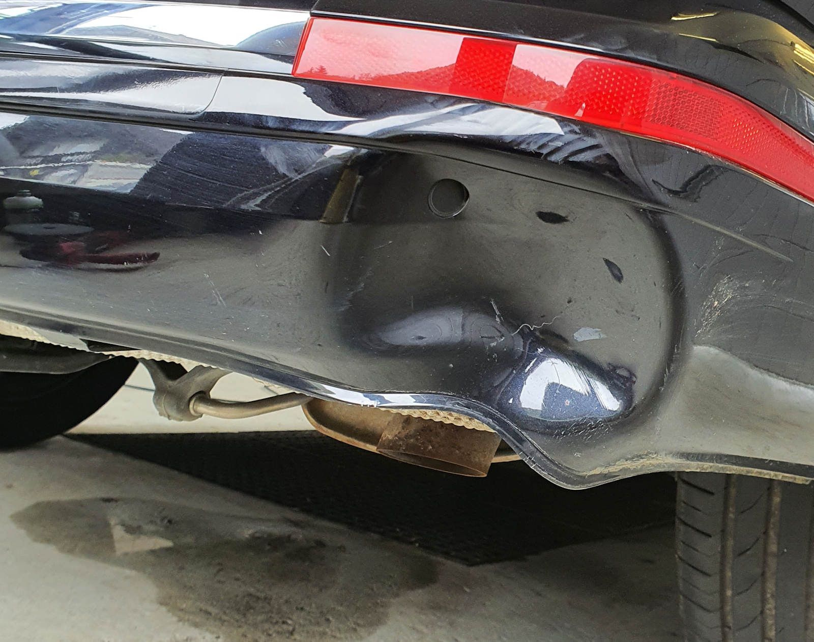 große Delle an der Heckschürze mit Lackschäden