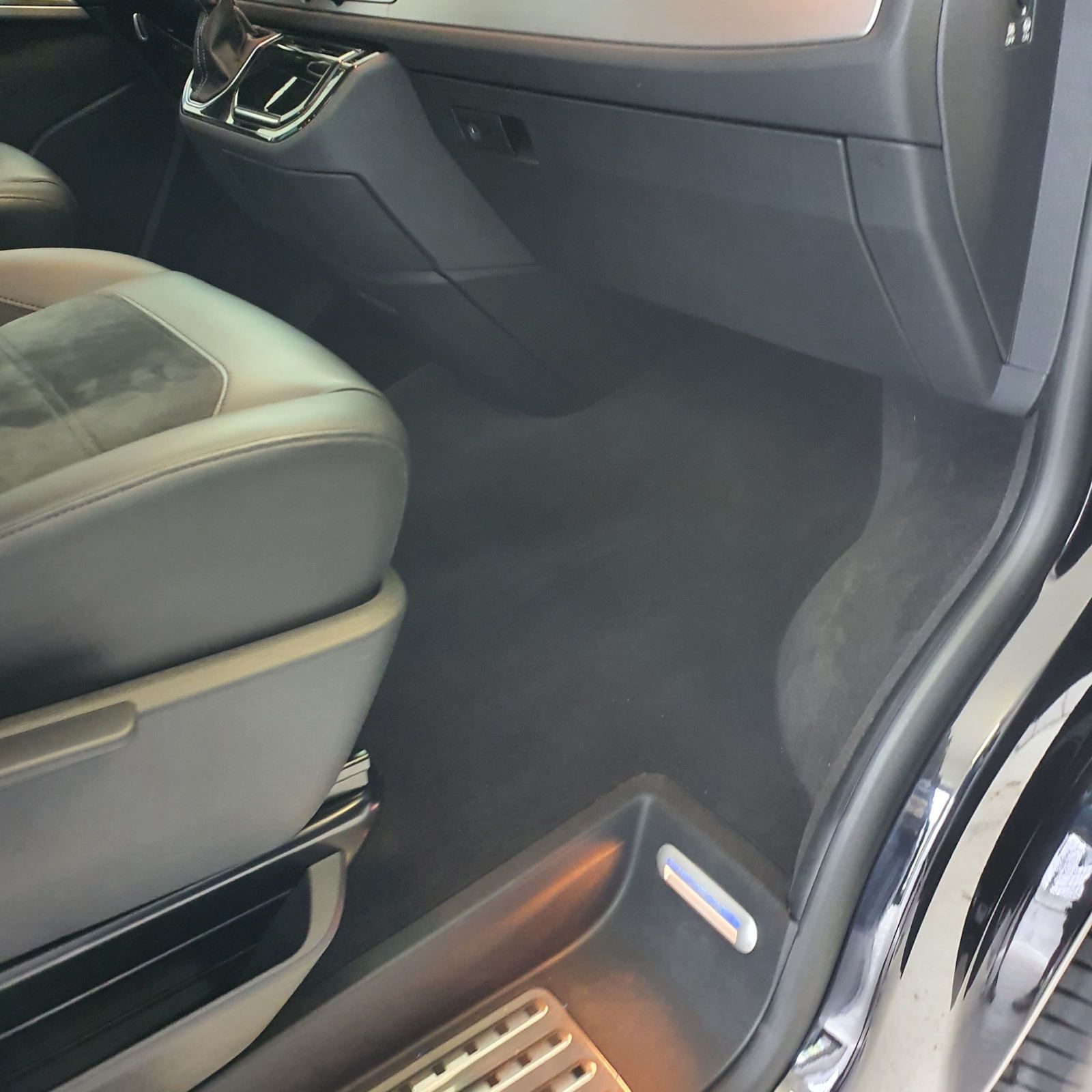 Das Innere eines schwarzen Autos mit offener Tür