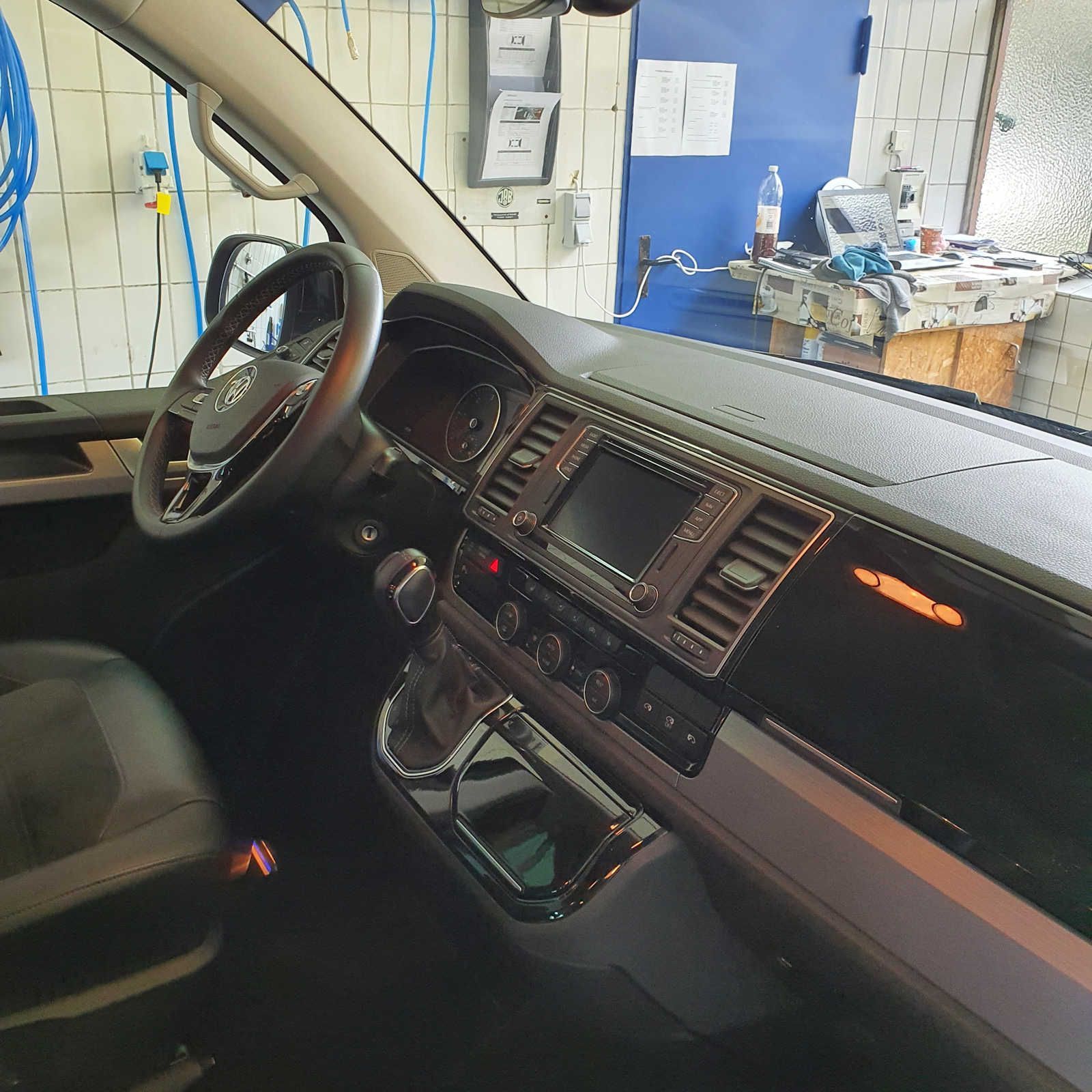 Das Innere eines Autos mit Lenkrad und Armaturenbrett