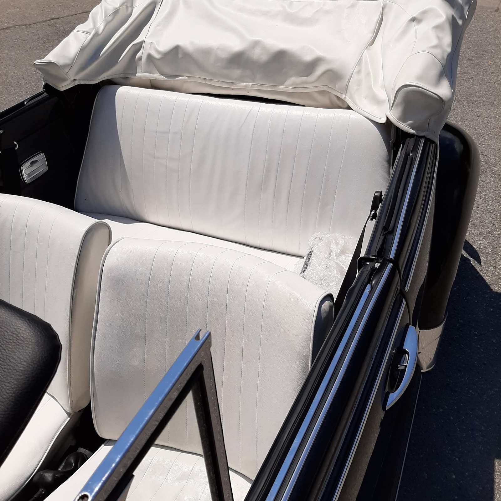 Innenraum des Käfer Cabrio mit weißen Ledersitzen