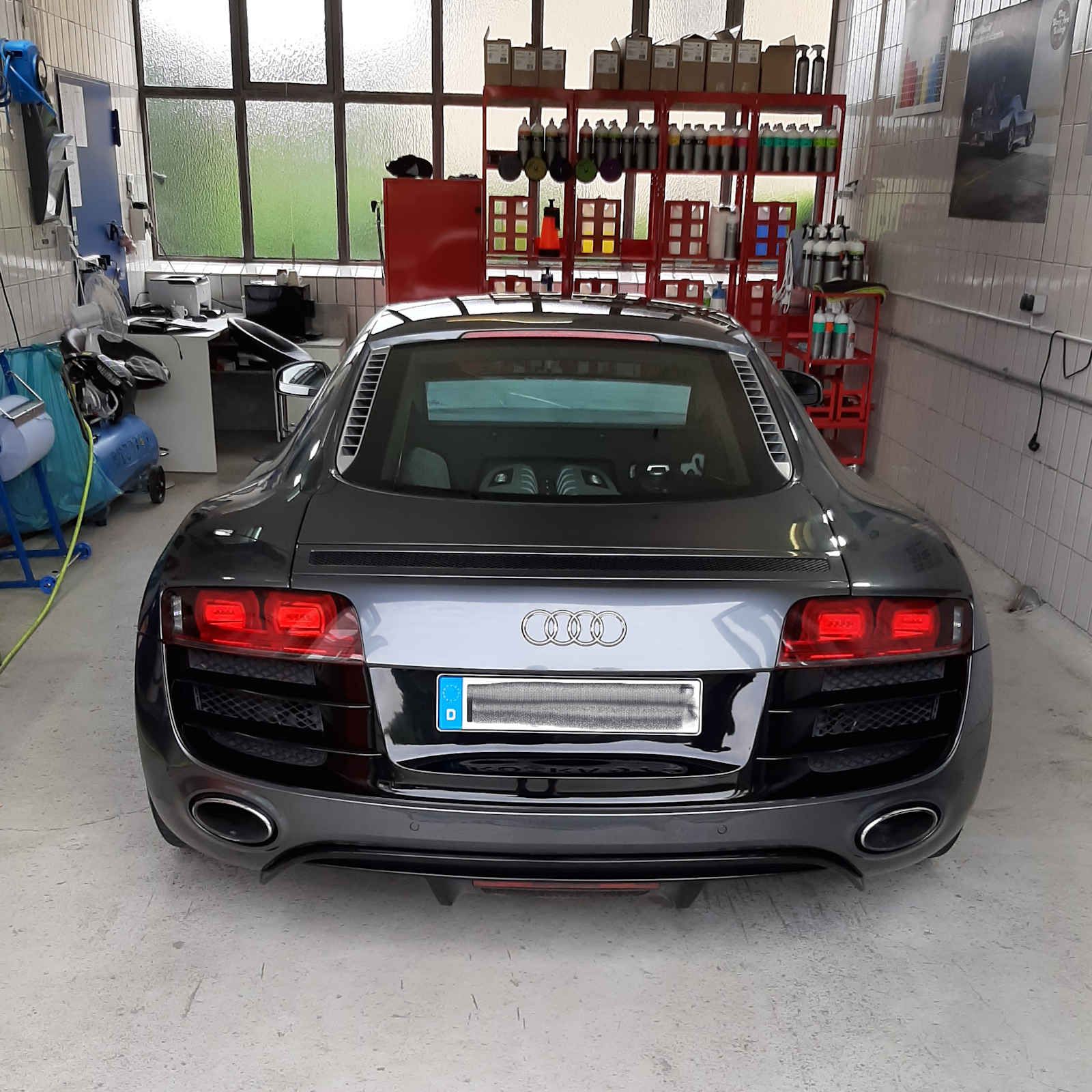 Ein schwarzer Audi-Sportwagen steht in einer Garage