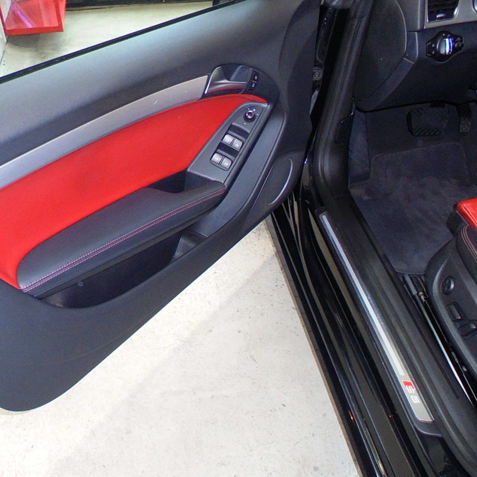 Ein schwarzes Auto mit roten Sitzen und Türverkleidungen