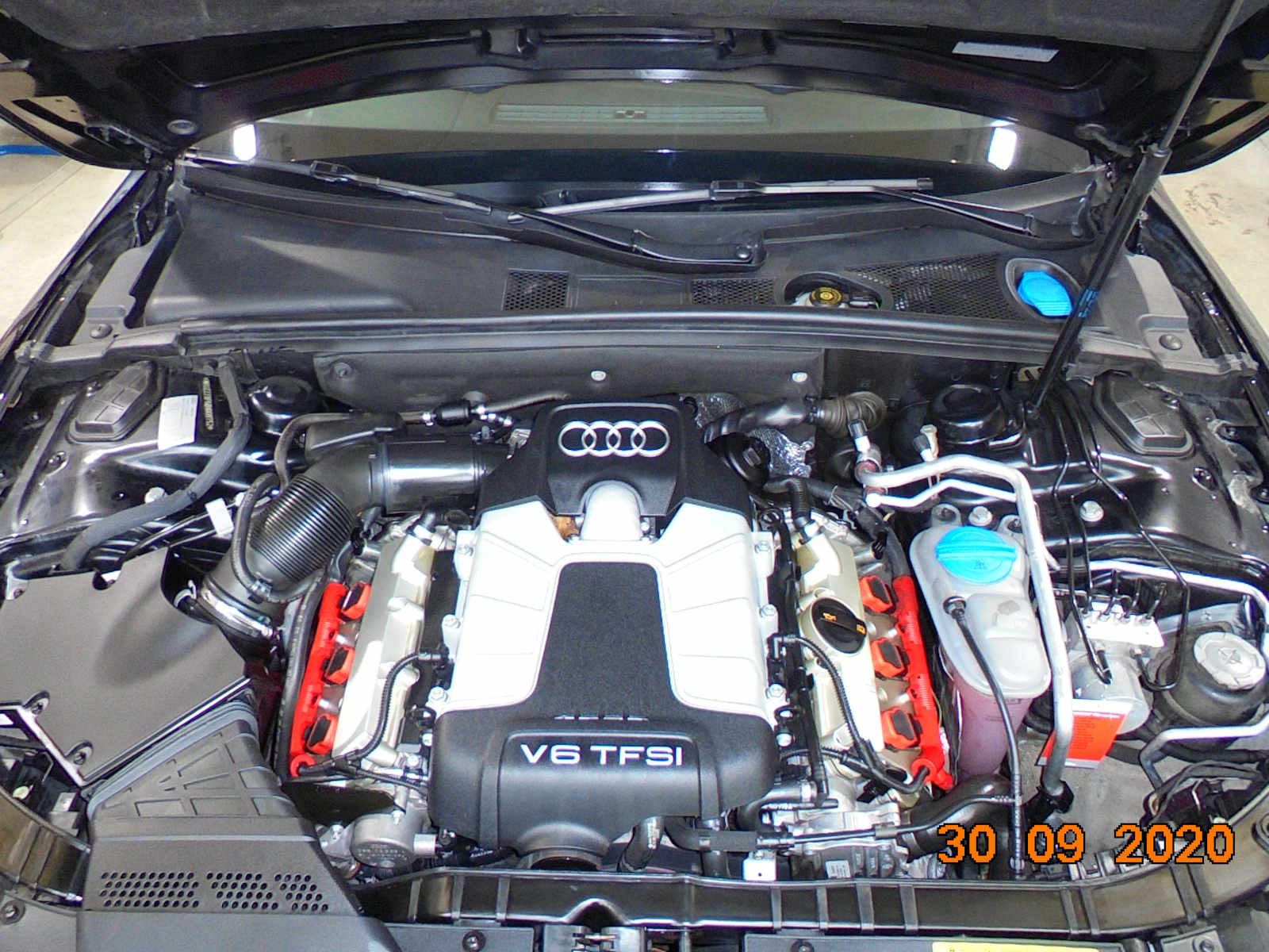 Der Motor eines Audi ist bei geöffneter Motorhaube zu sehen