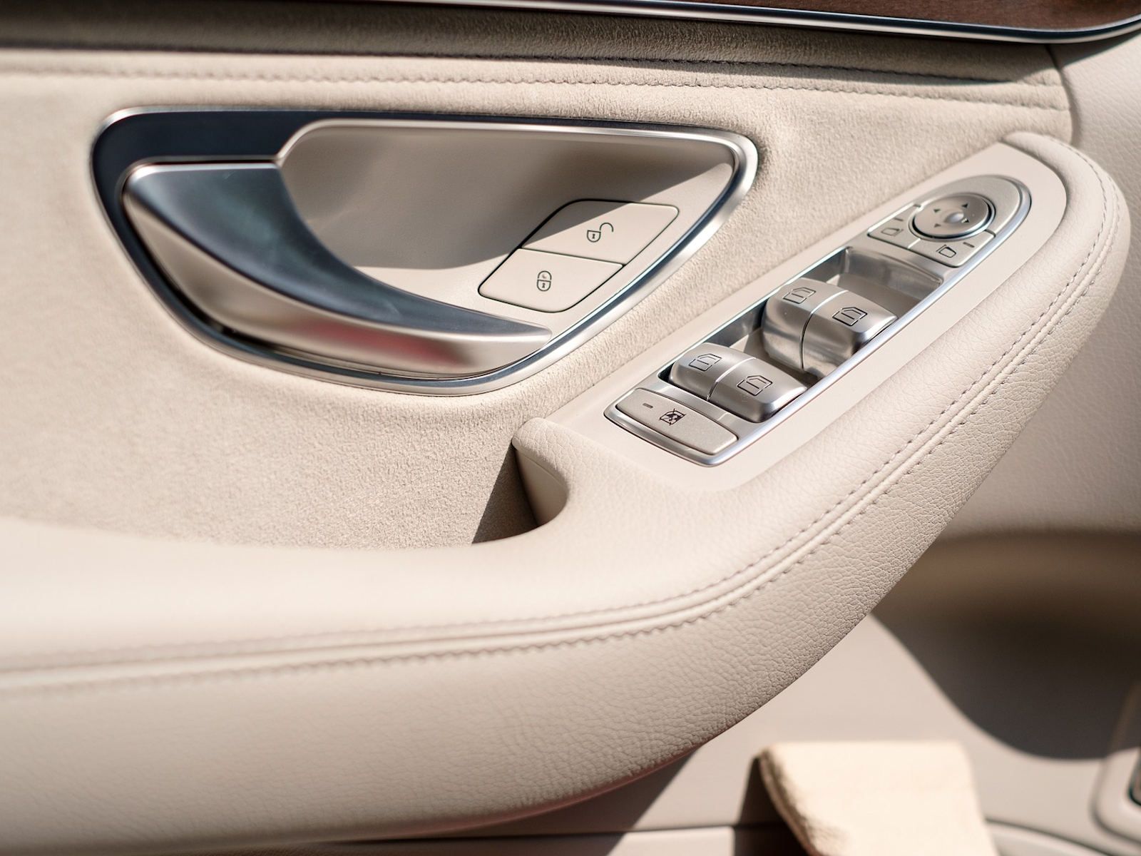 Eine Nahaufnahme einer Autotür mit Griff und Knöpfen