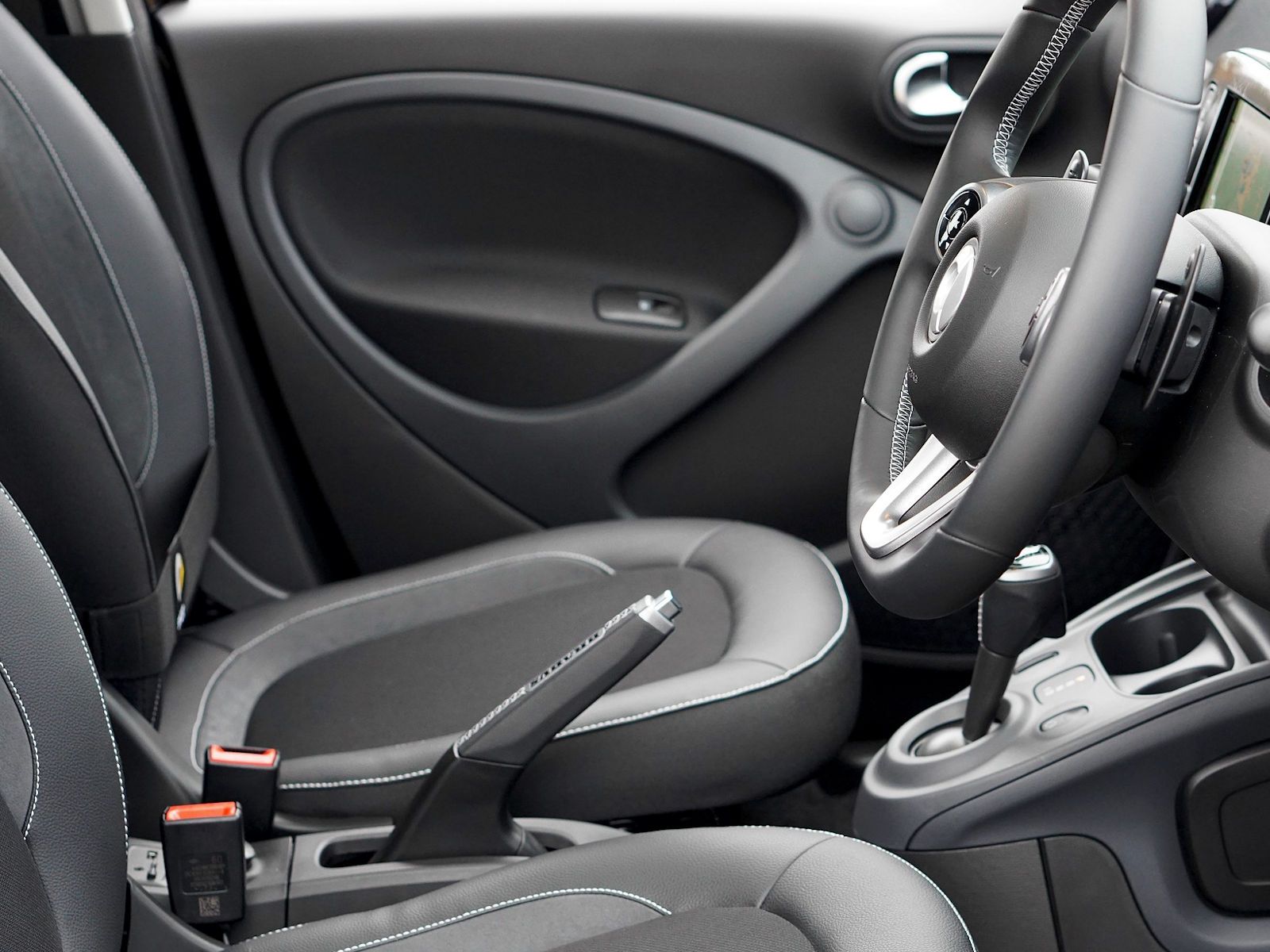 Das Innere eines Autos mit Lenkrad und Sitzen