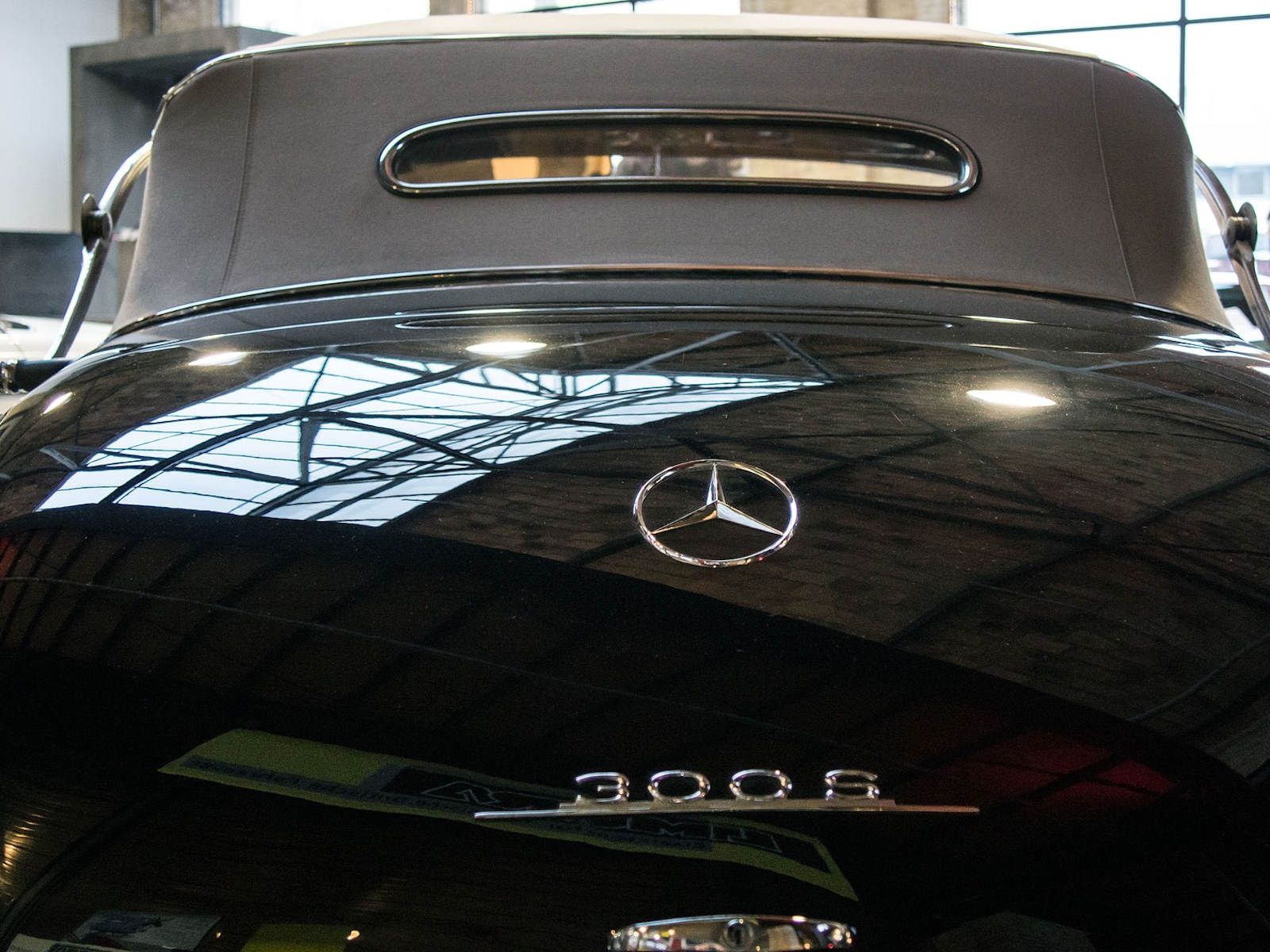 Ein schwarzer Mercedes steht in einer Garage