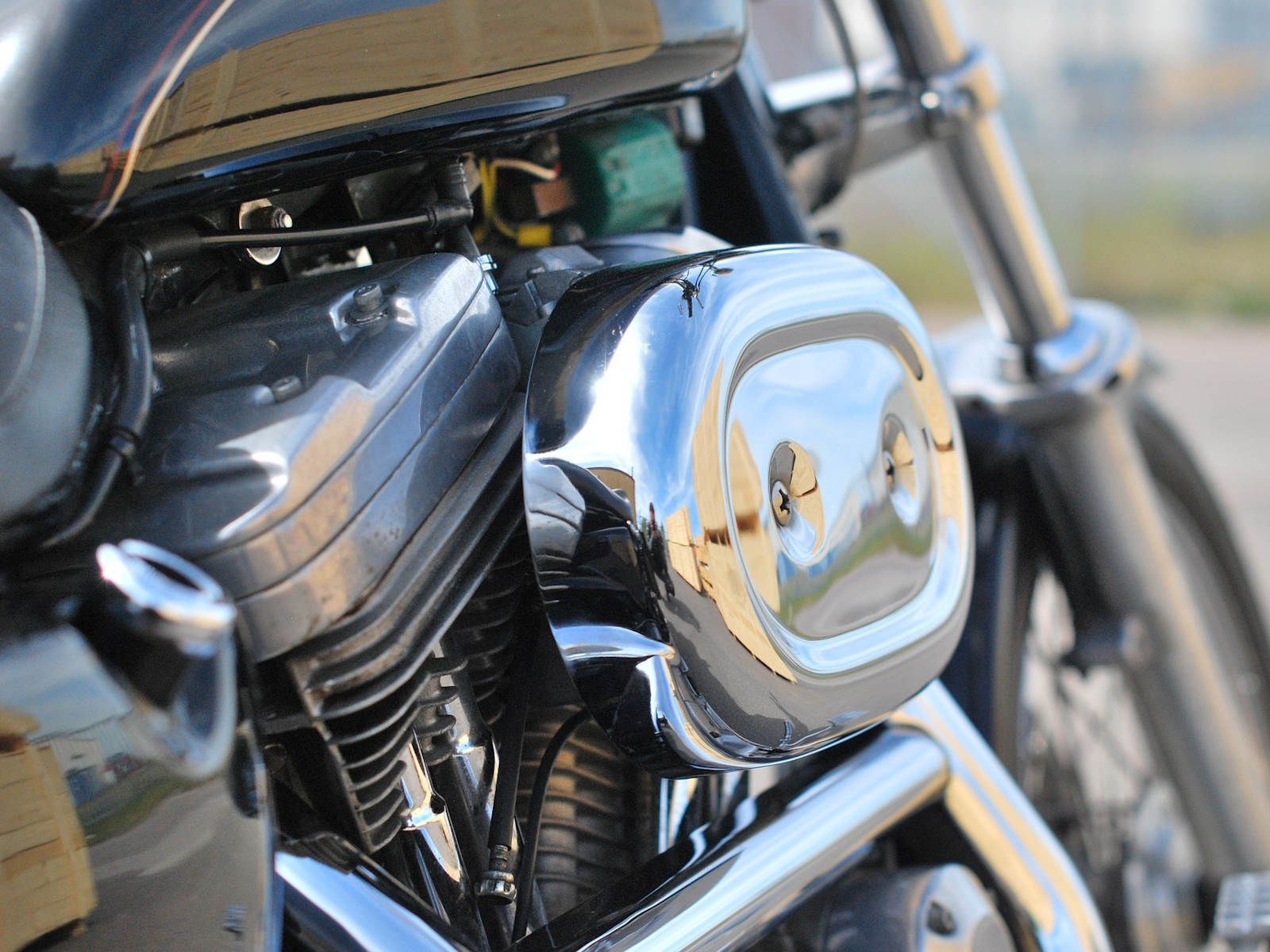 Eine Nahaufnahme des Motors eines Motorrads.