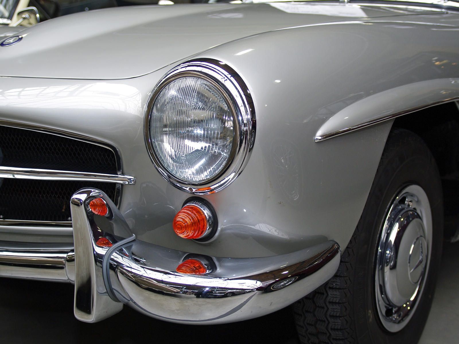 Eine Nahaufnahme der Vorderseite eines silbernen Autos