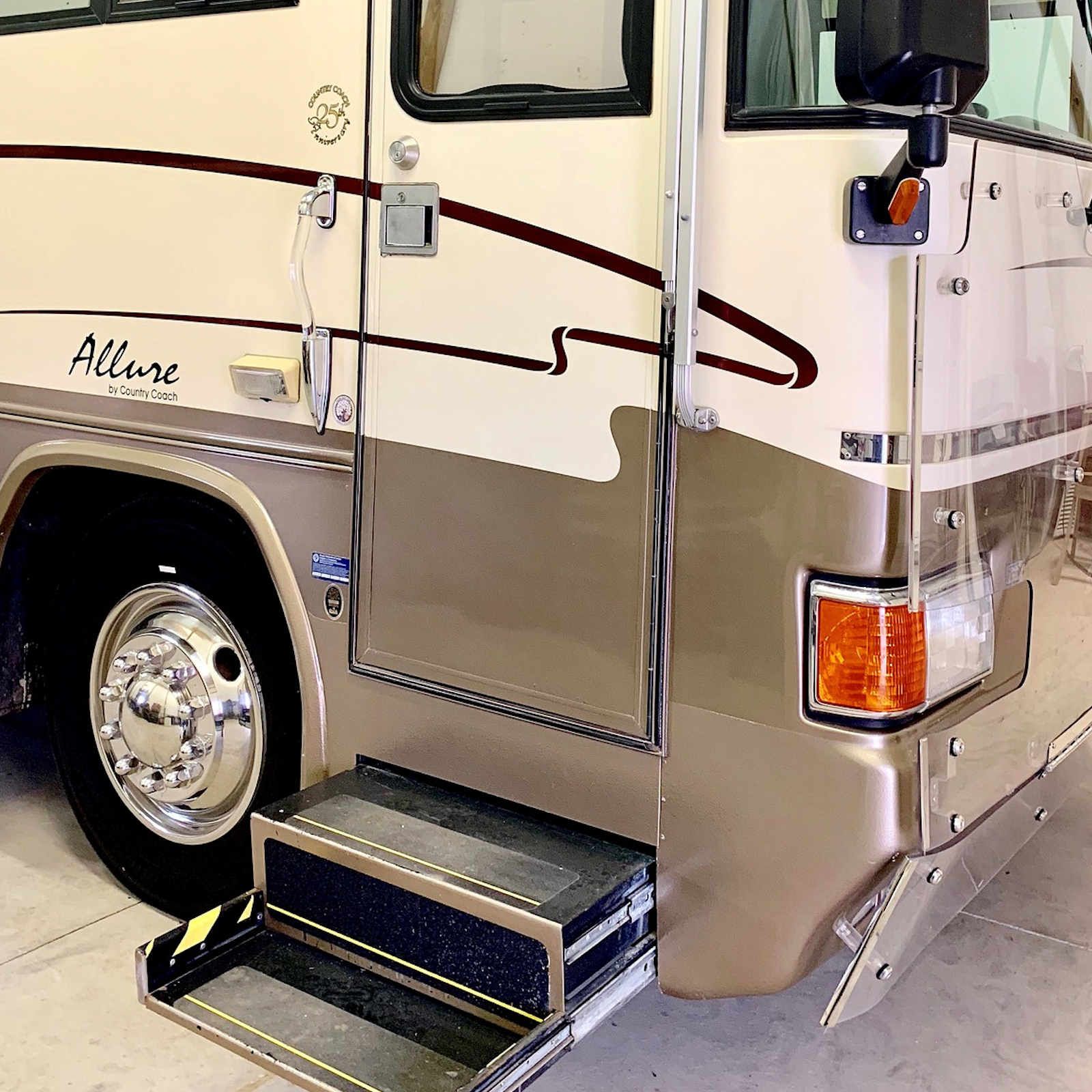 Ein Wohnmobil mit dem Wort „Allure“ auf der Seite