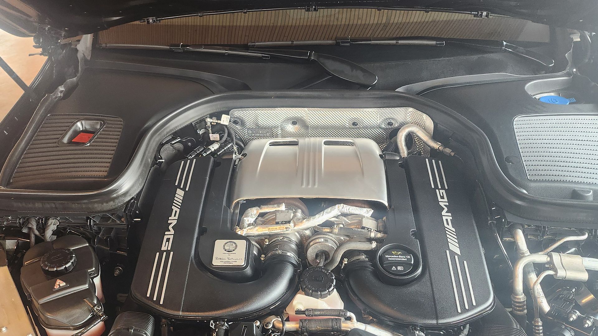 Der Motor eines gereinigten Mercedes Benz bei geöffneter Motorhaube.