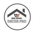 Logotipo da Big Deal Decor Pro com um ícone de telhado de casa cinza e monograma azul-laranja em um círculo.