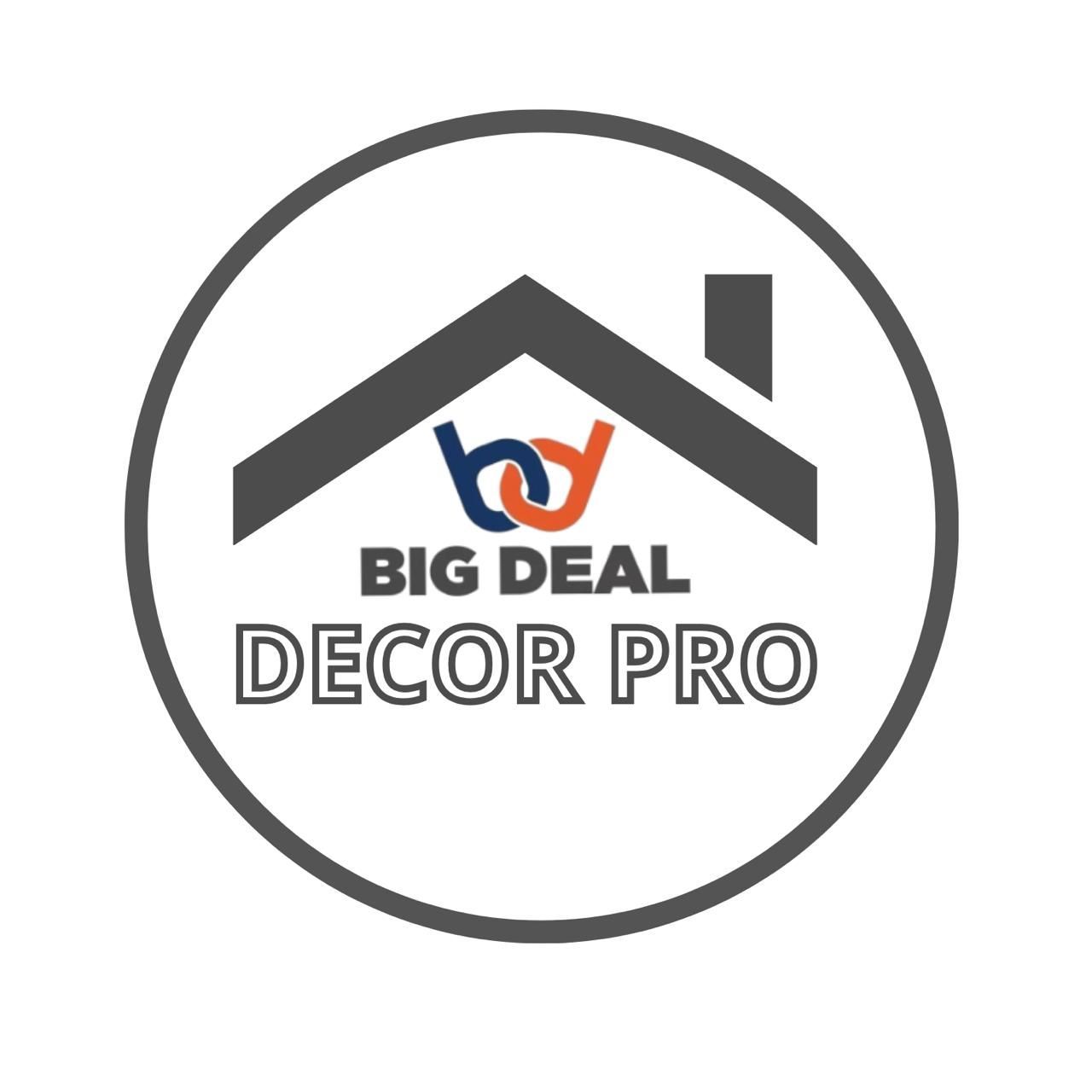 Logotipo da Big Deal Decor Pro com um ícone de telhado de casa cinza e monograma azul-laranja em um círculo.