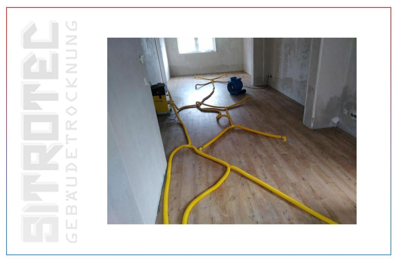 Ein Bild von einem Raum mit einem gelben Schlauch auf dem Boden