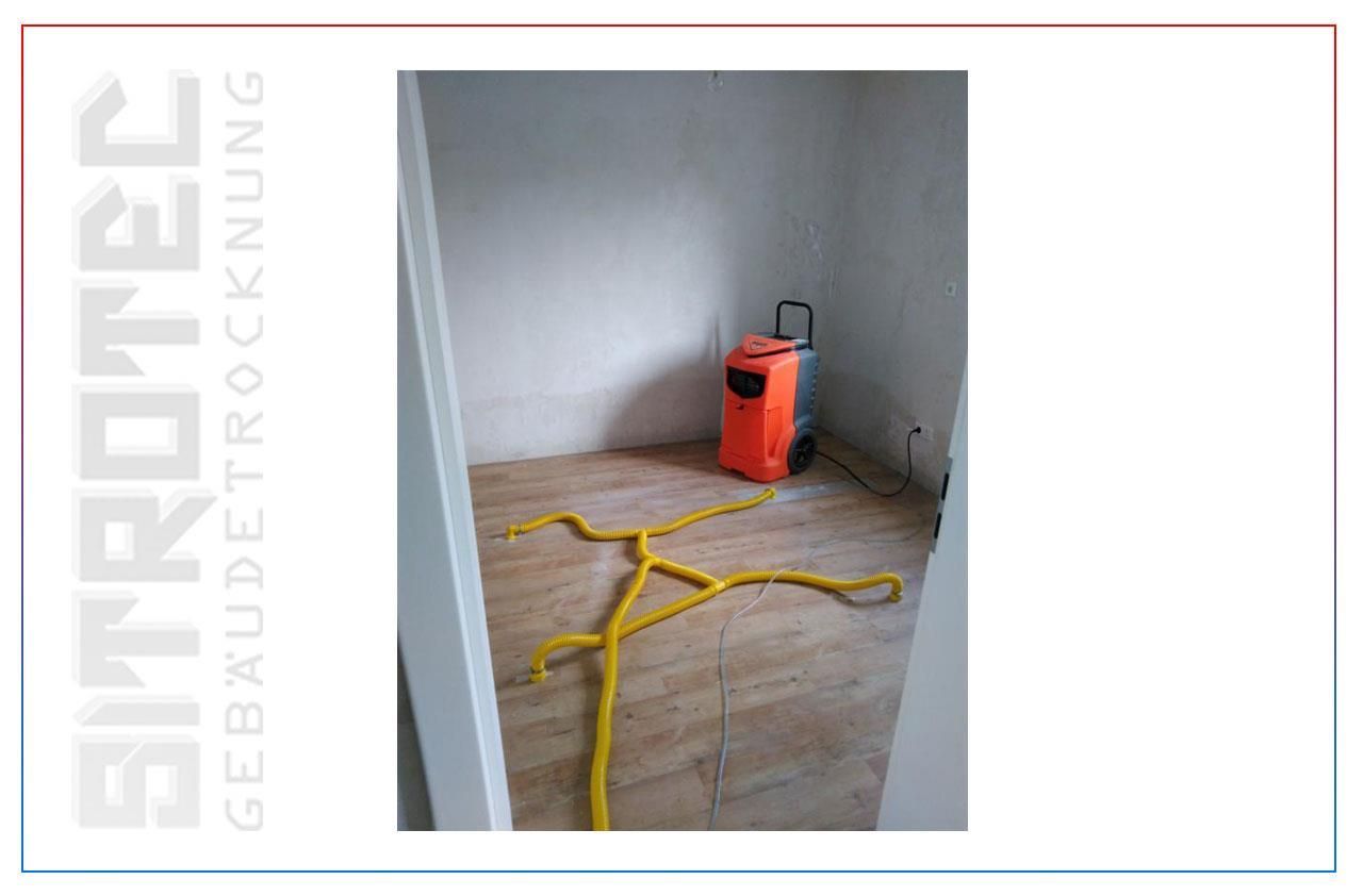 Ein Bild eines Zimmers mit einem Staubsauger auf dem Boden.