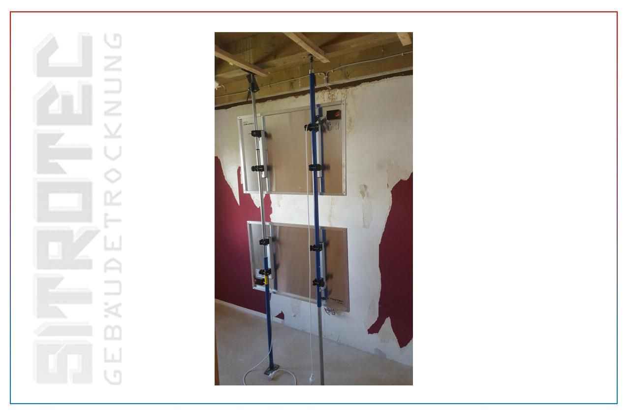 Ein Bild einer Wand, an der eine Leiter befestigt ist.