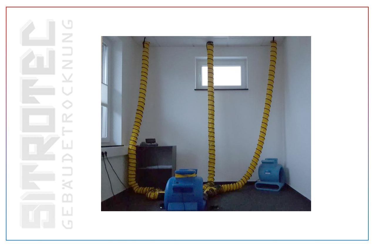 Ein Bild eines Raumes mit einem Schlauch, der von der Decke hängt