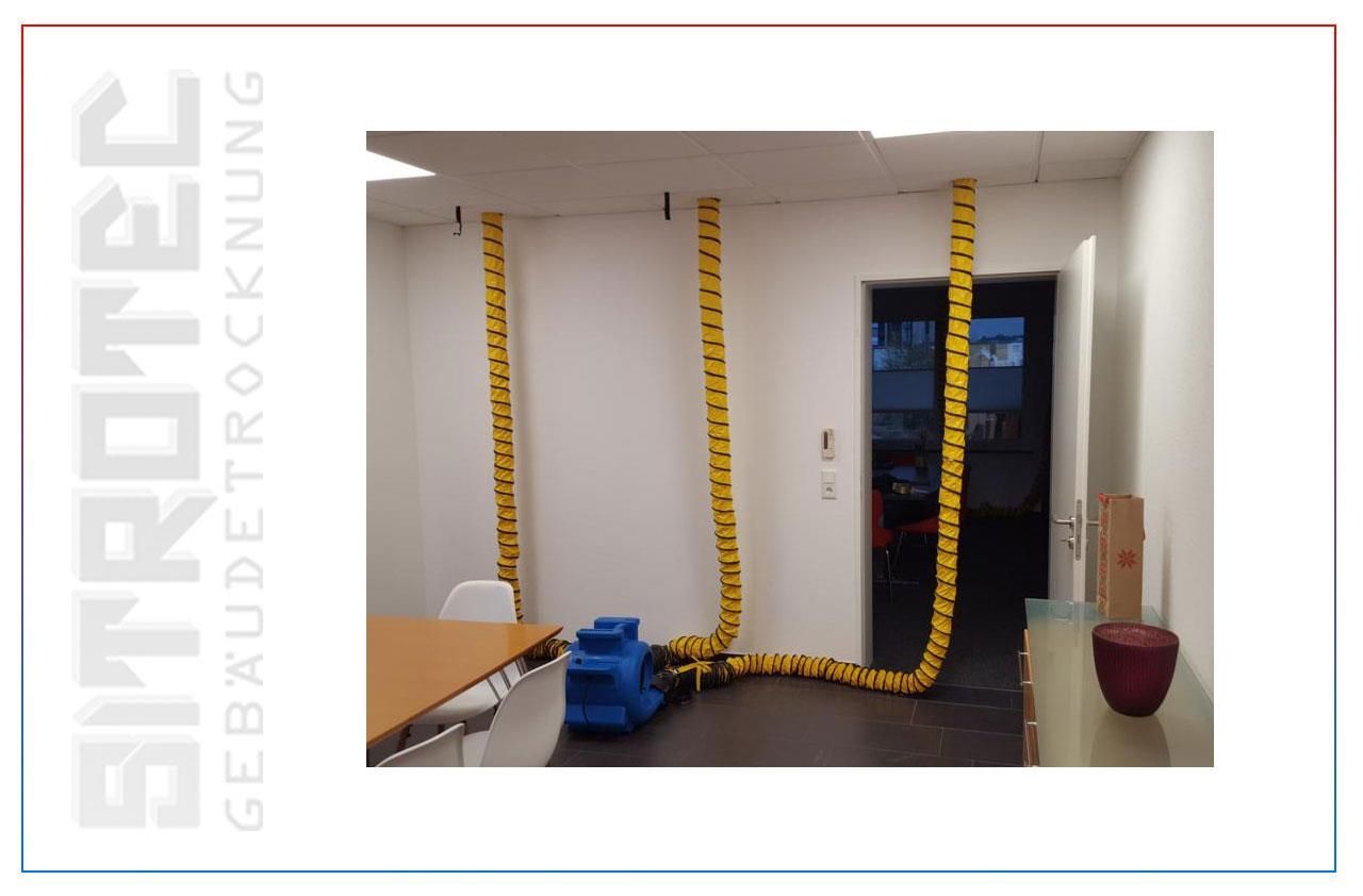 Ein Bild eines Raumes, von dessen Decke ein gelbes Band hängt.