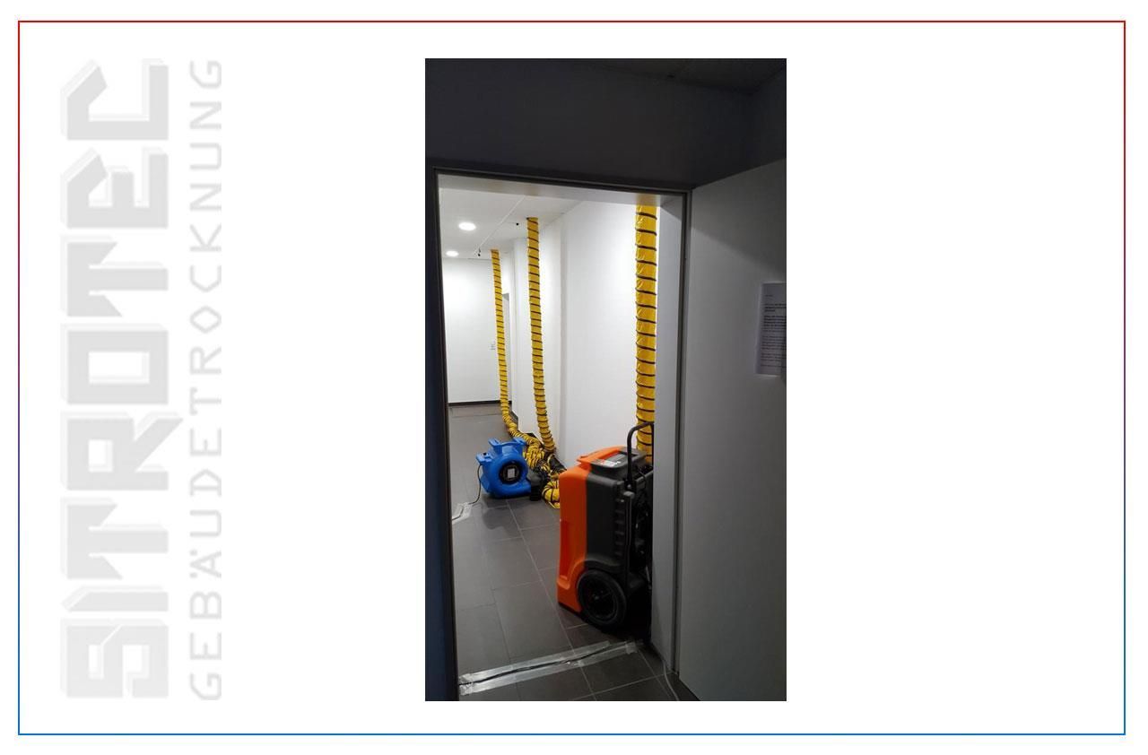 Ein Bild eines Raumes mit einem Schild mit der Aufschrift „Gebäudetrocknung“ darauf