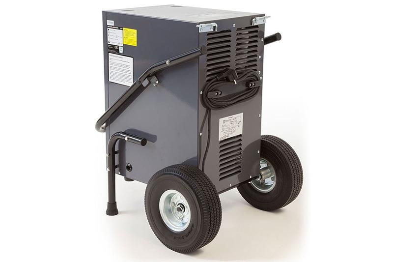 Eine Maschine mit Rädern steht auf einer weißen Fläche.