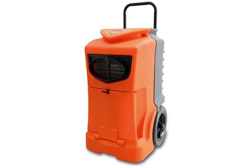 Eine orange-graue Maschine mit Rädern und einem Griff auf weißem Hintergrund.