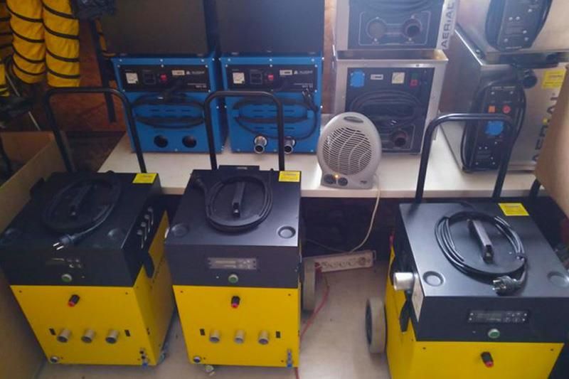 Eine Reihe gelber und schwarzer Kästen steht auf einem Tisch.