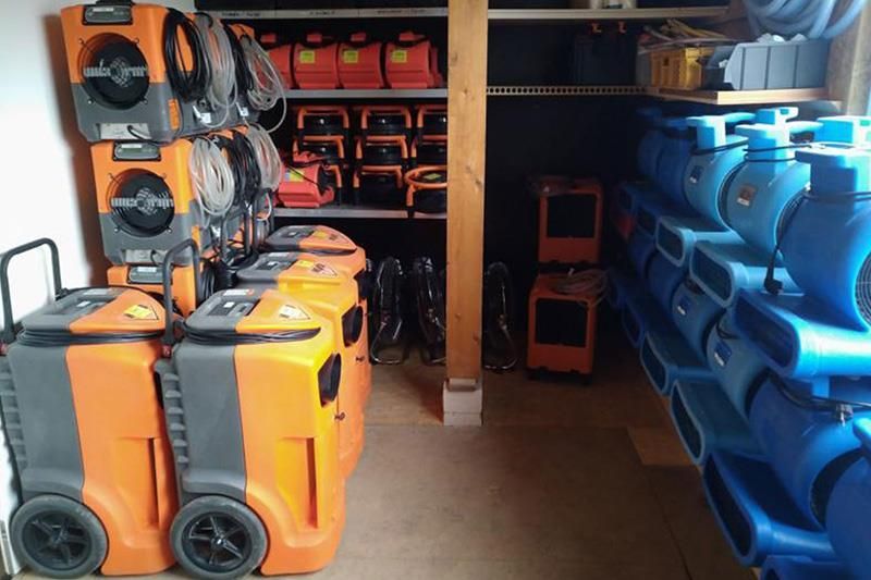 Ein Raum voller orangefarbener und blauer Geräte