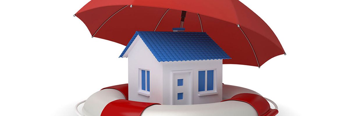 Ein kleines Haus steht auf einem Rettungsring unter einem Regenschirm.