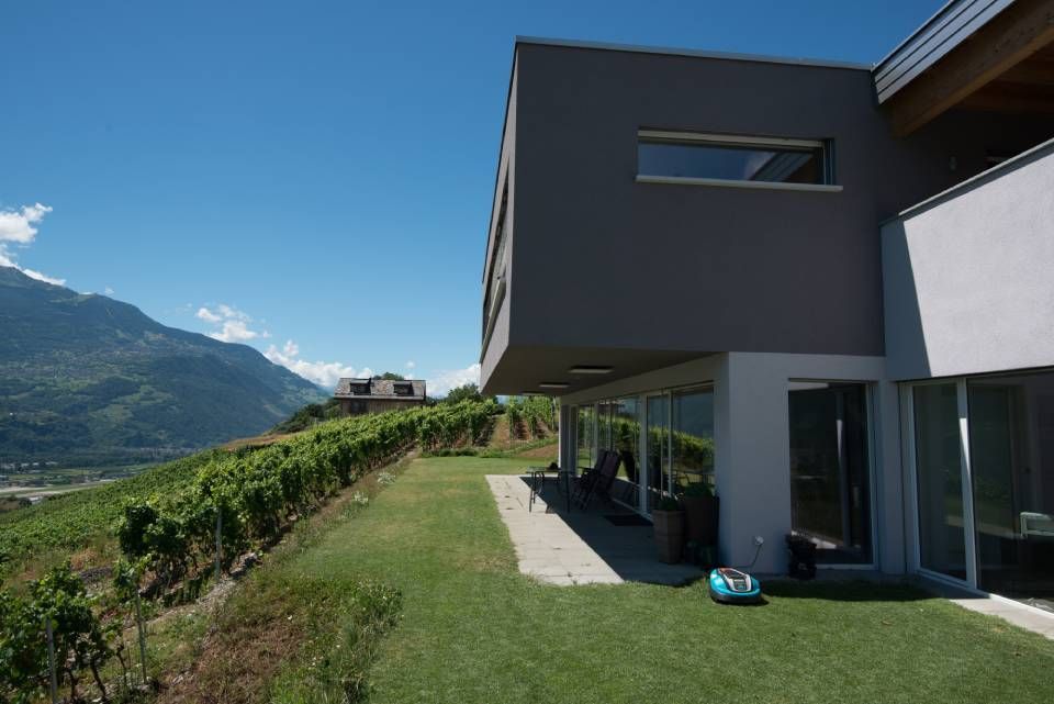 bâtiment à façade vitrée