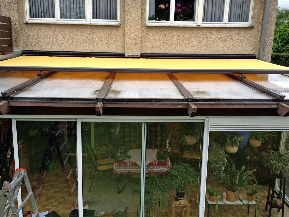 Sonnenschutz für eine verglaste Terrasse mit einer Markise von MLS Sonnenschutztechnik aus Köln