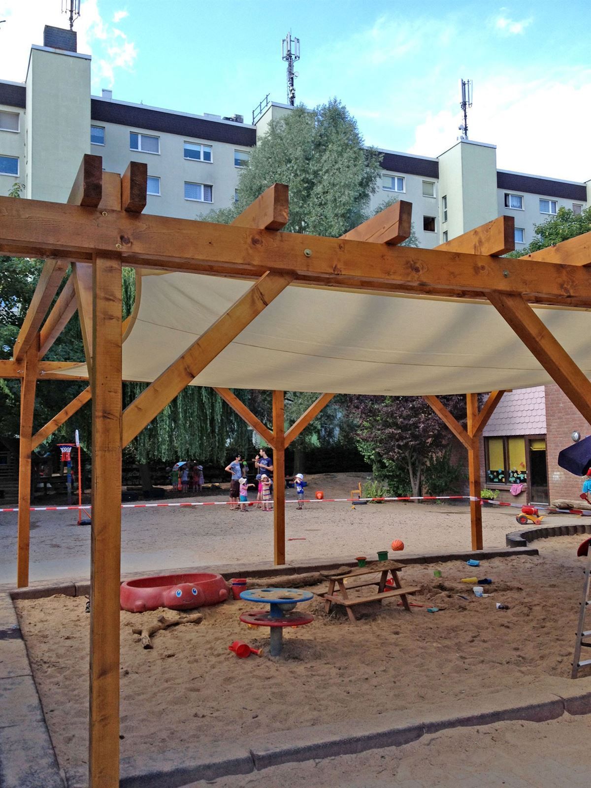 Sonnenschutz für einen Kinderspielplatz dank eines Sonnensegels von MLS Sonnenschutztechnik aus Köln.