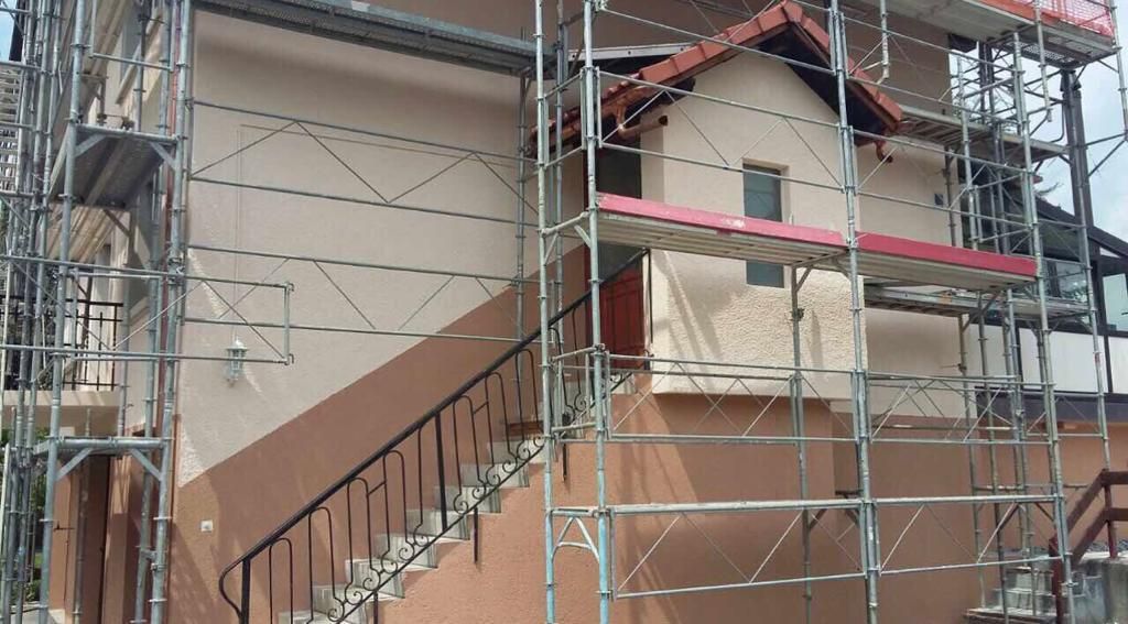 Une maison dont la façade est en cours de rénovation