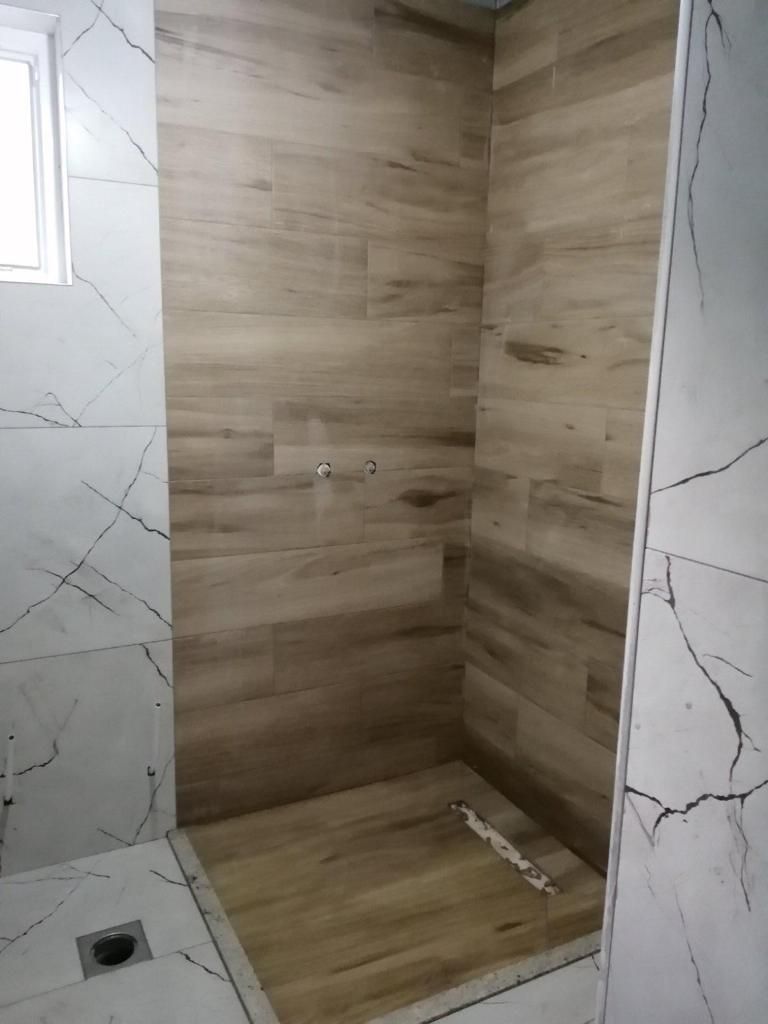 Douche à l'italienne en pierre