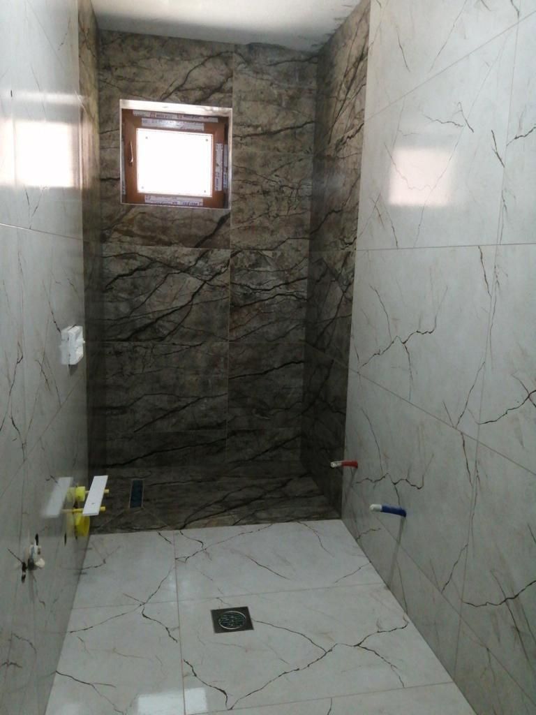 Douche bicolor - carrelage grand format et marbre