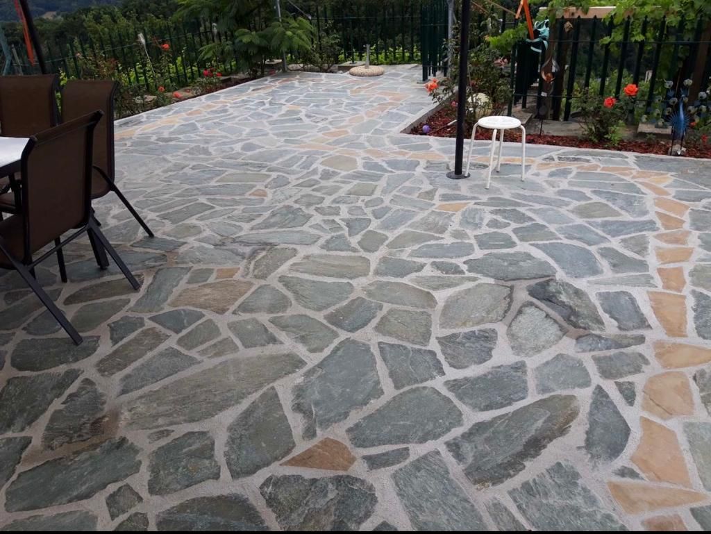 Travaux - pose de dalles en pierre naturelle