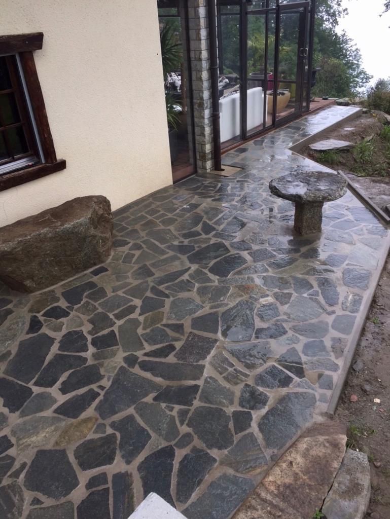 Pourtour d'une maison avec dalle en pierre