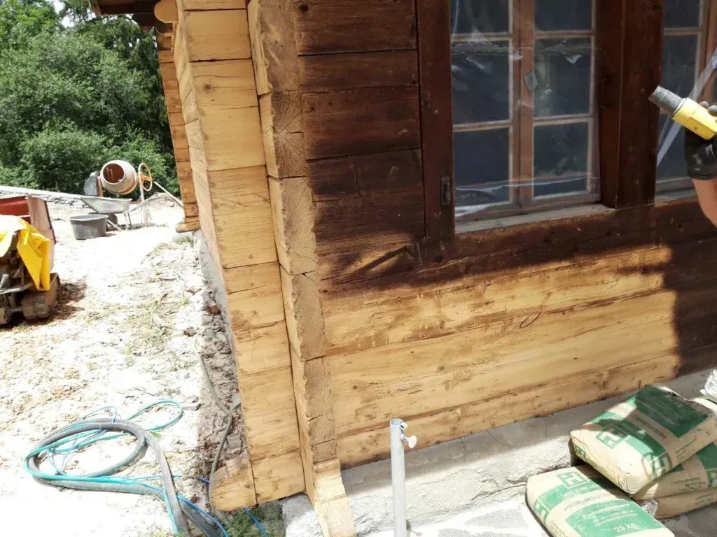 Nettoyage façade de maison en bois