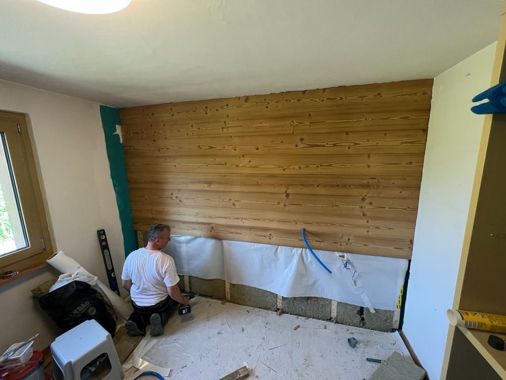 Pose d'un pan de mur avec parquet