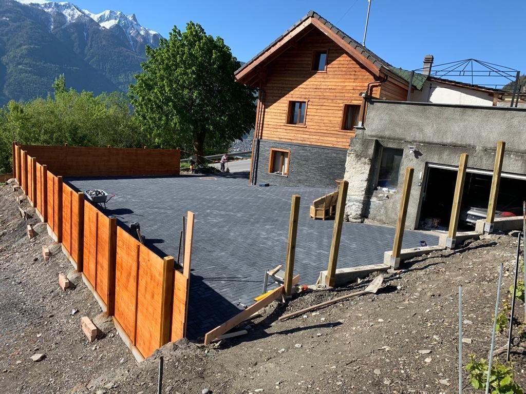 Travaux de rénovation, chemin en dalles