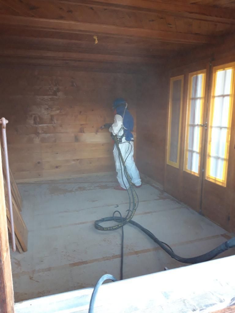 travaux de sablage dans un chalet