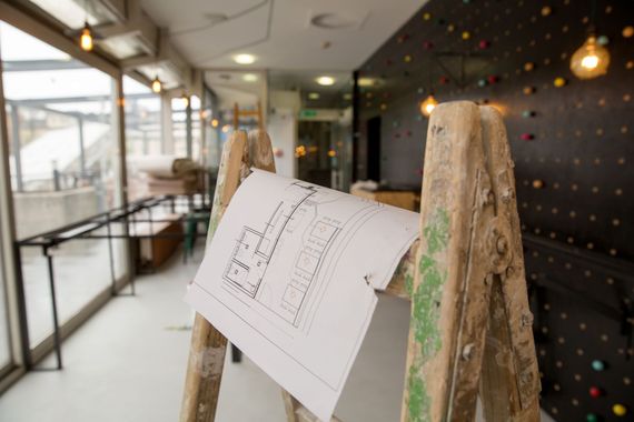 Plan de rénovation posé sur un escabeau