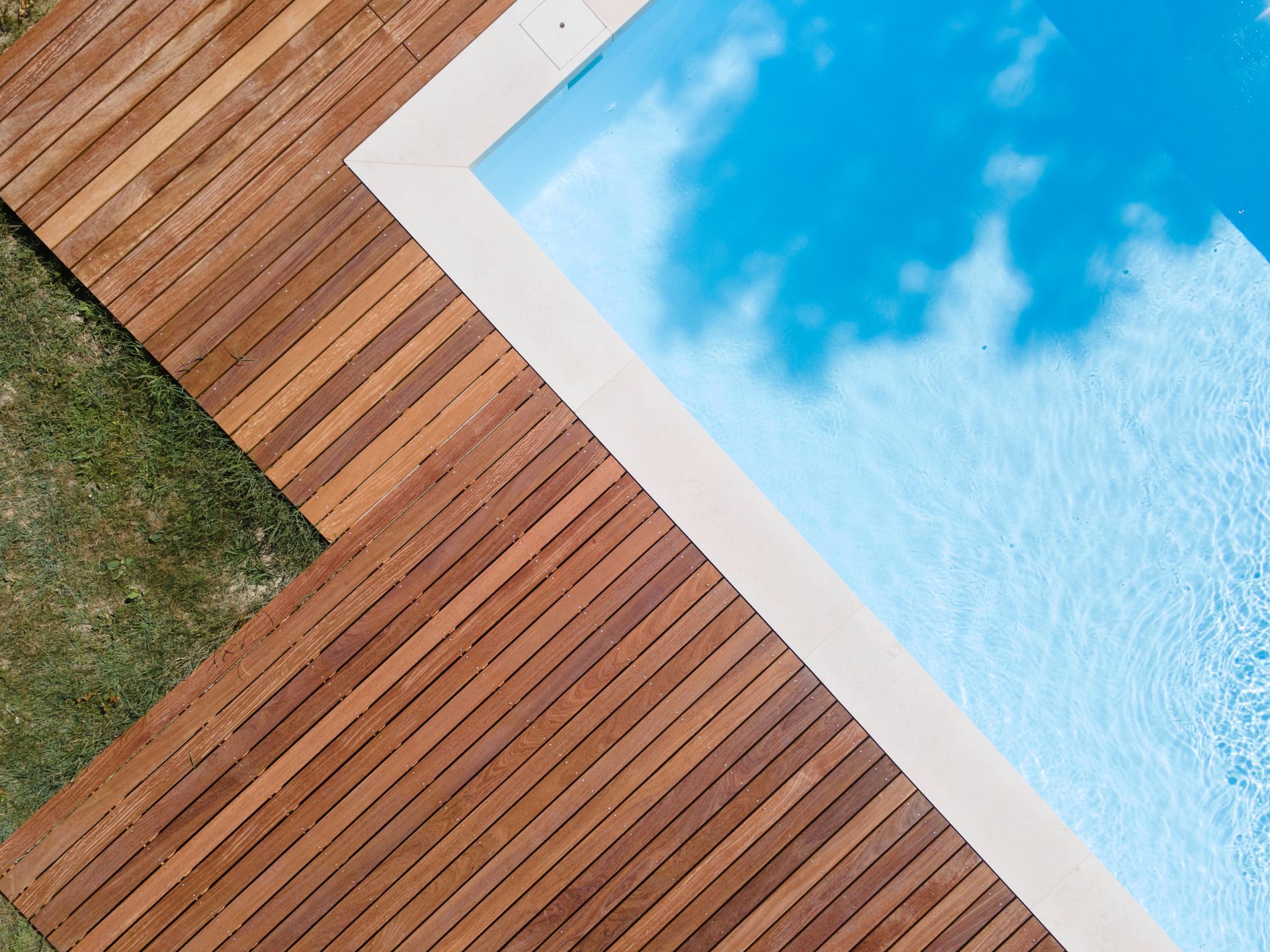 Piscine et tour de piscine en bois