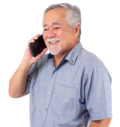 Homme âgé aux cheveux gris, souriant tout en tenant et en utilisant un smartphone.