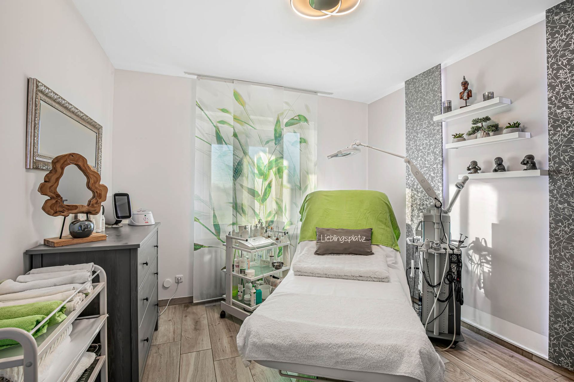 Ein Zimmer mit einem Bett und einem Spiegel darin.