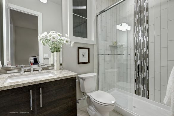 Badezimme mit WC und begehbarer Dusche Natursteinwaschtisch