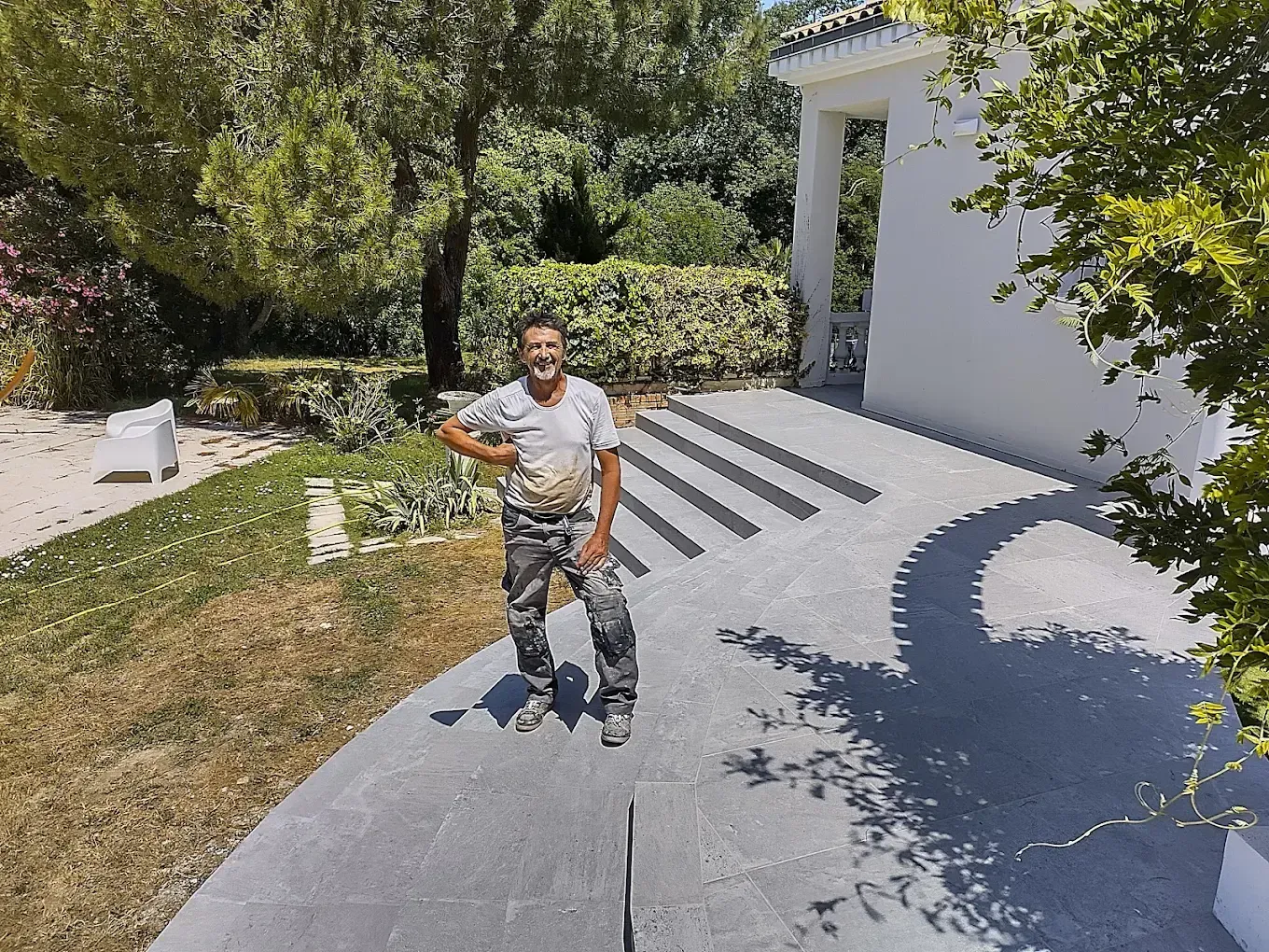 M. Roux sur une terrasse avec des escaliers