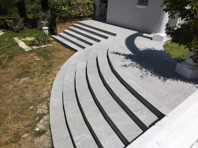 Marches d'escalier en carrelage gris