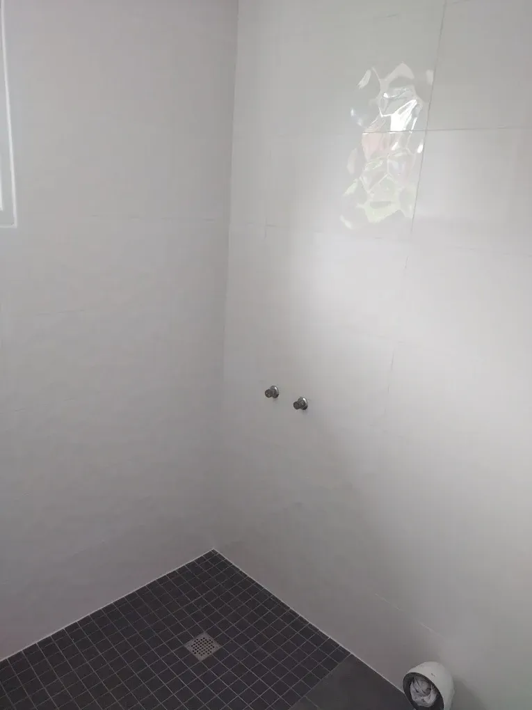 Faïence blanche dans une douche